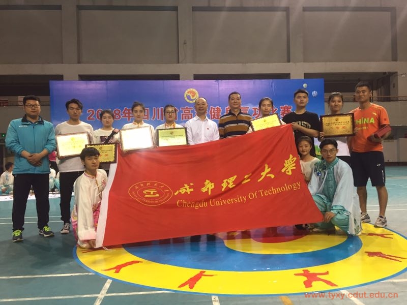 图6：学院党政领导与学生组代表队全体队员合影